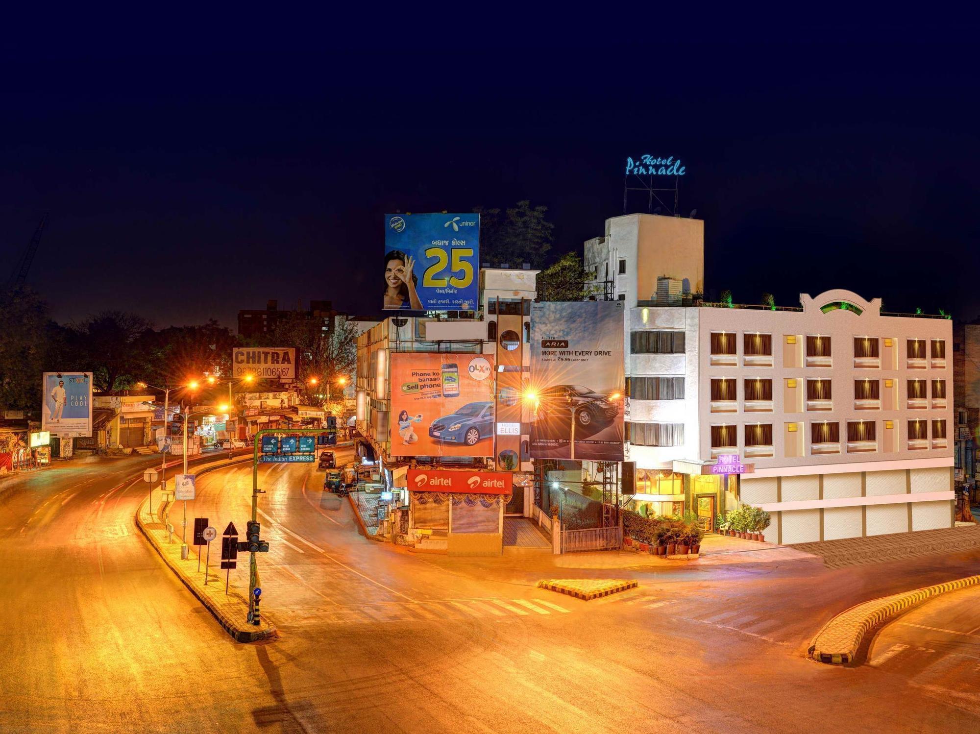 אחמדאבאד Hotel Pinnacle מראה חיצוני תמונה